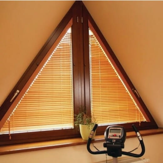 Деревянные жалюзи на треугольные окна