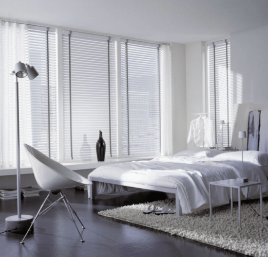 Горизонтальные жалюзи в спальню