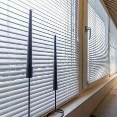 Горизонтальные жалюзи для лоджии цена. Купить в «Мастерская Жалюзи»